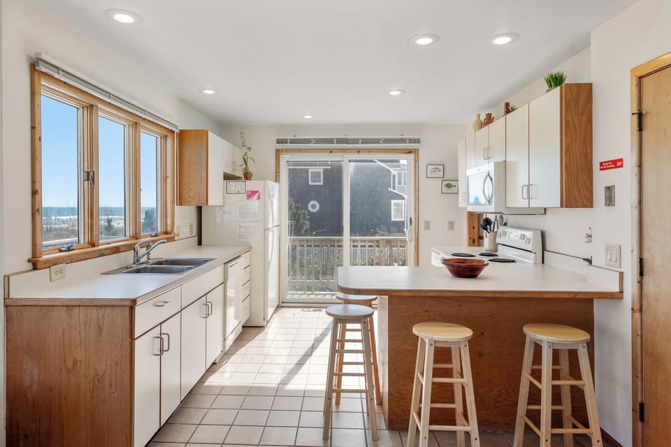 DU703: Chirality | Mid Level Kitchen