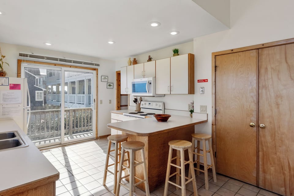 DU703: Chirality | Mid Level Kitchen