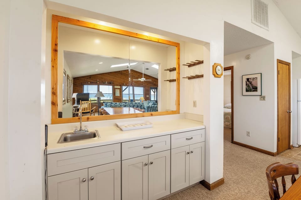 SN0623: Gillespie Cottage | Top Level Dining Area w/ Wet Bar