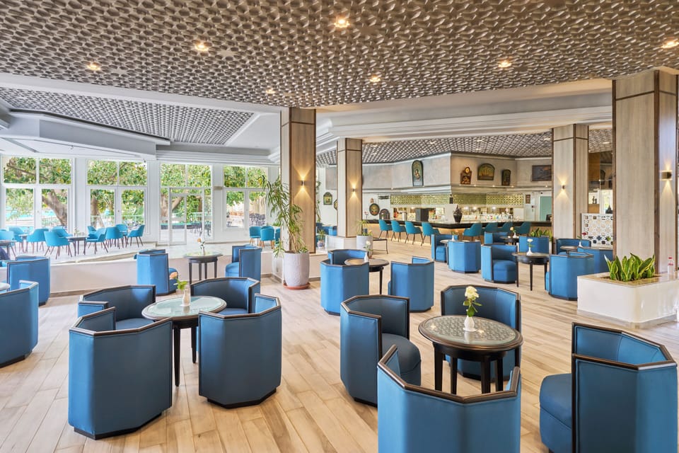 7 bars/lounges, 2 poolside bars