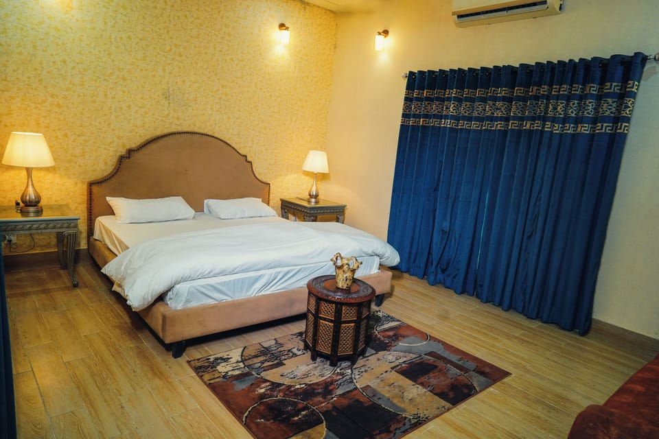 4 bedrooms, iron/ironing board, WiFi, bed sheets