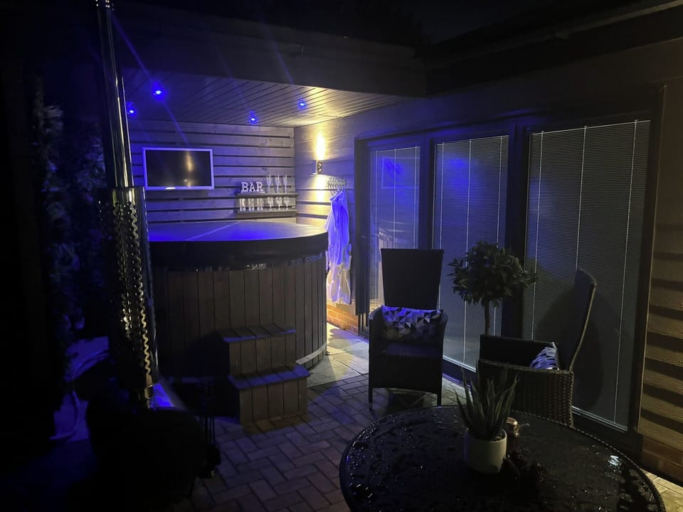 Apartment | Outdoor spa tub