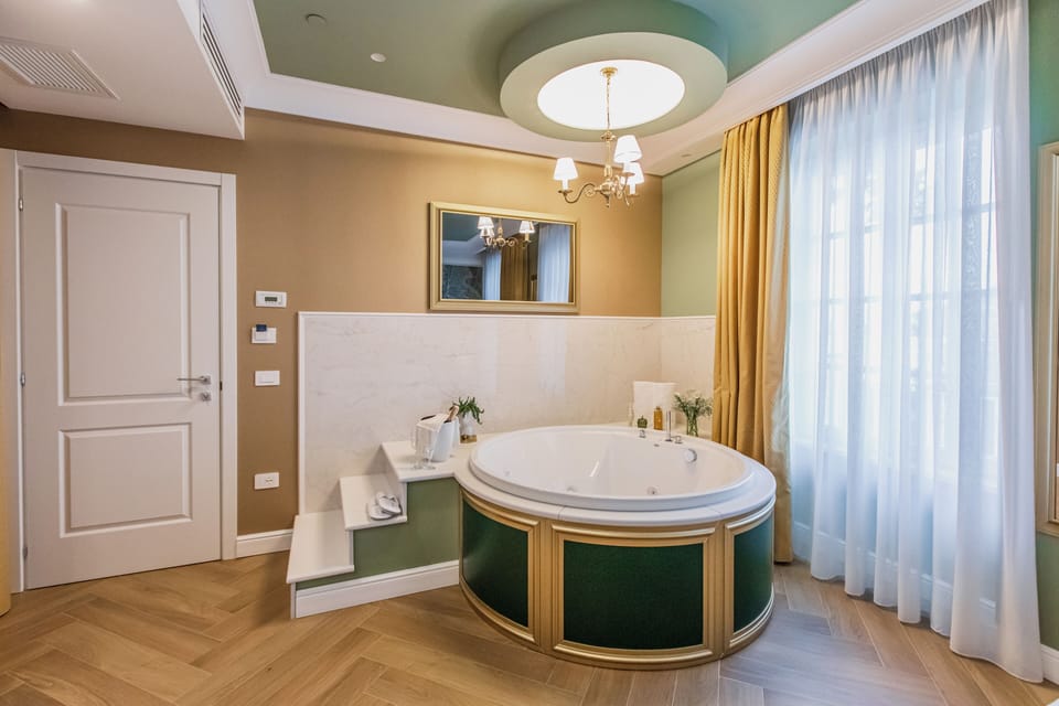Deluxe Room, Lake View | Private spa tub