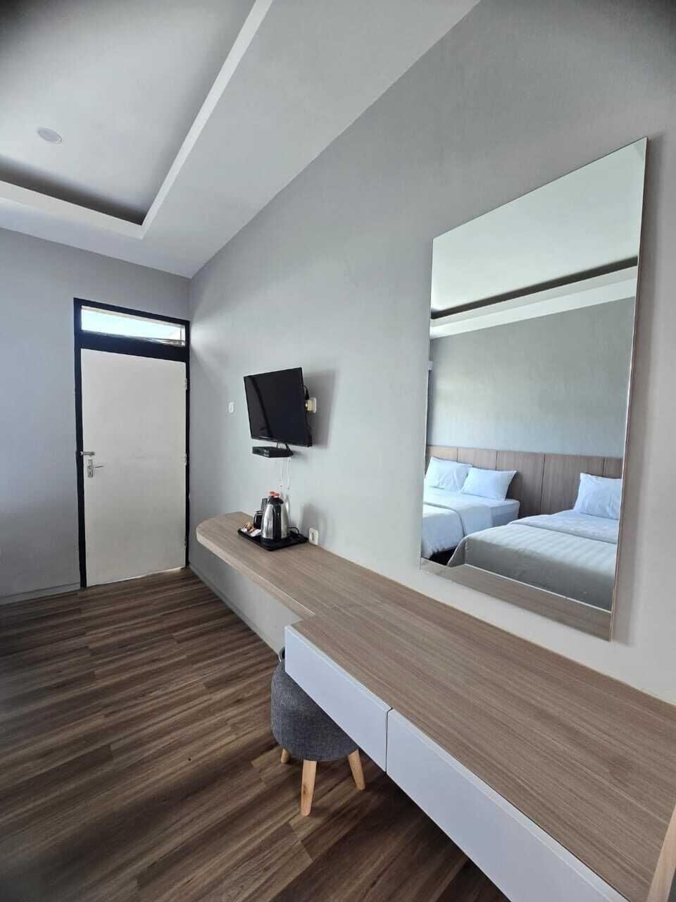 Business Quadruple Room, Balcony, Garden View | In-room dining