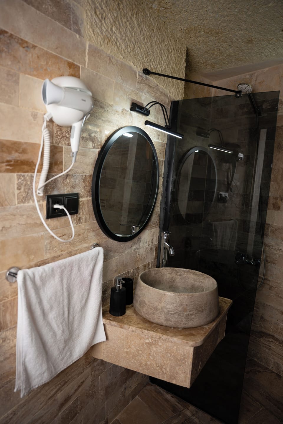 Traditional Double or Twin Room, Non Smoking, Courtyard Area | Bathroom | Eco-friendly toiletries, hair dryer, slippers, towels
