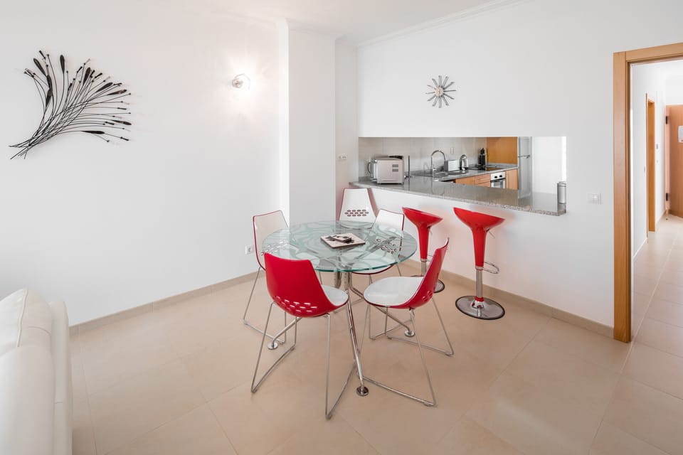 Apartment, 2 Bedrooms, Pool Access, Sea View | In-room dining