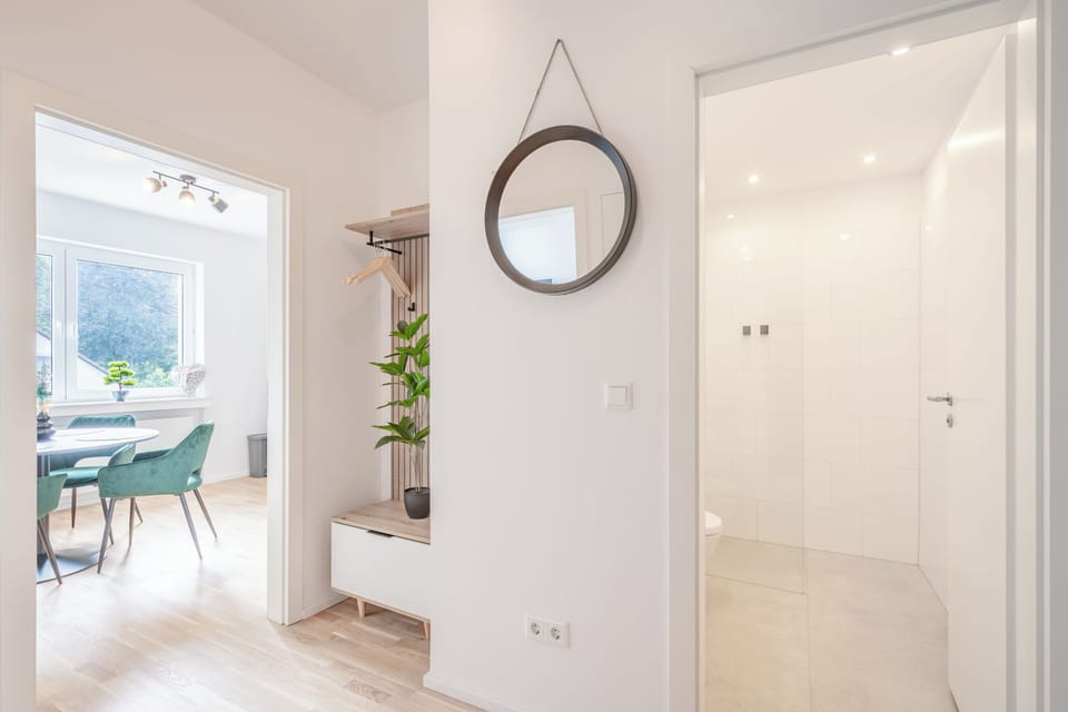 Flur mit Blick auf Küche, Bad und Wohnzimmer