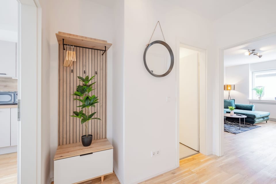 Flur mit Blick auf Küche, Bad und Wohnzimmer