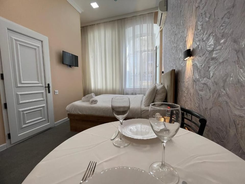 Deluxe Double Room, 1 Queen Bed, City View | Blackout drapes, soundproofing, free WiFi