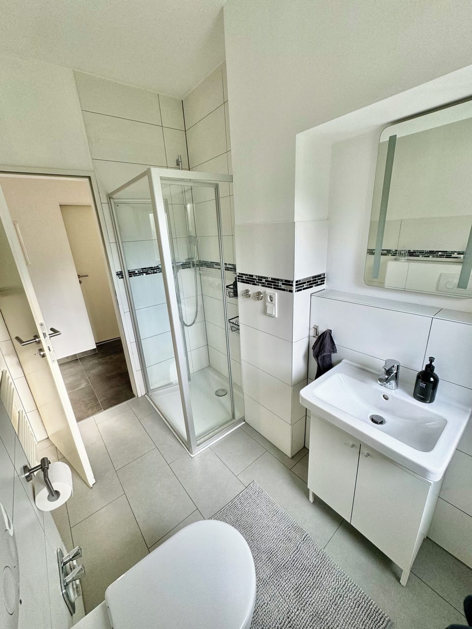 Badezimmer mit großer Dusche
