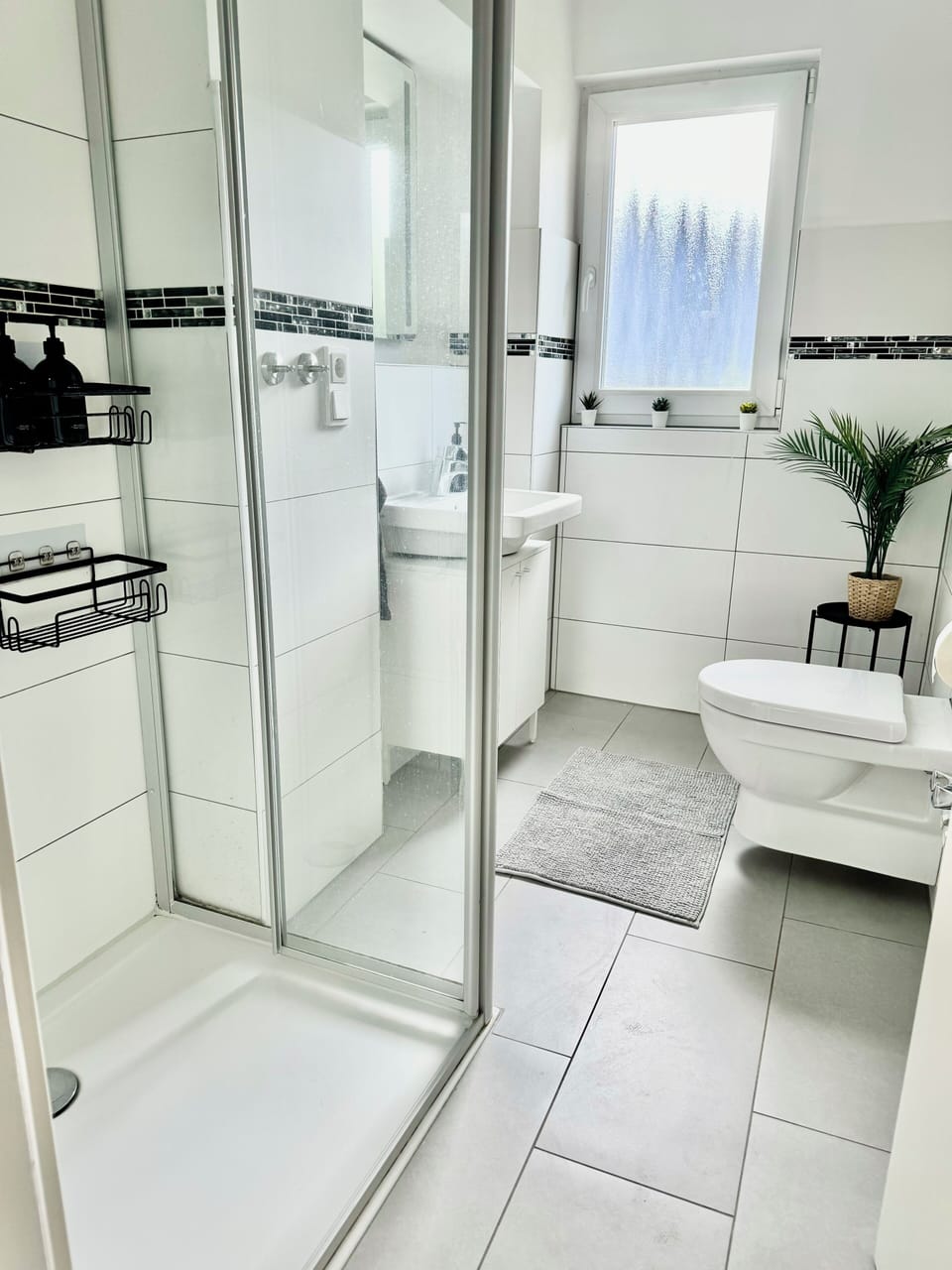 Badezimmer mit großer Dusche