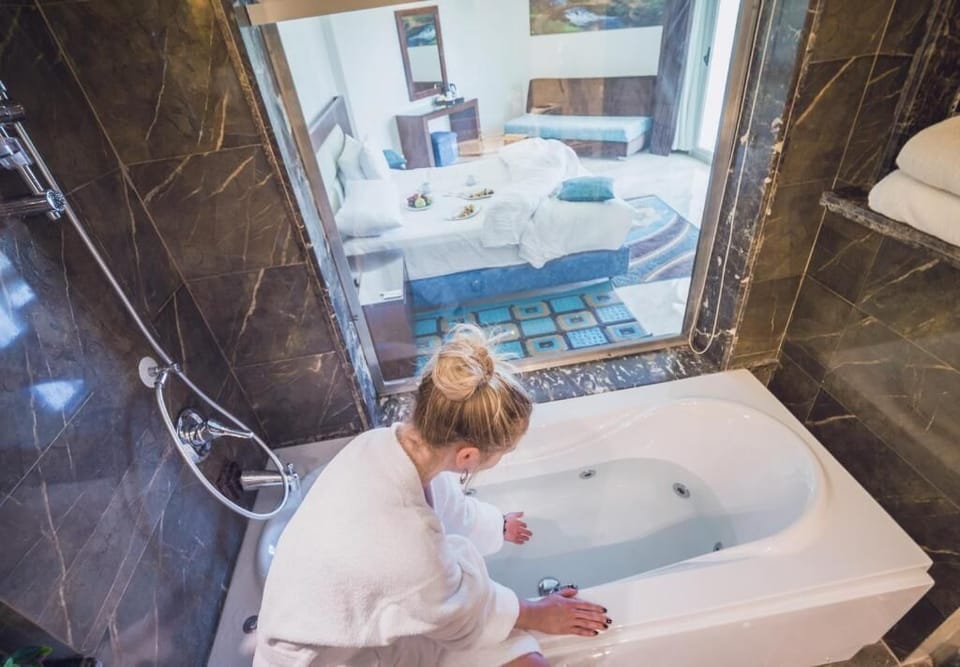 Single Room, Balcony, Courtyard View | Bathroom | Combined shower/tub, free toiletries, towels, soap