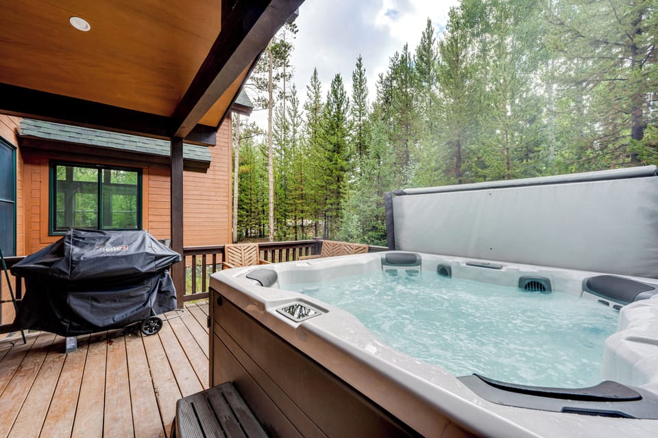 Private Deck | Hot Tub | Gas Grill