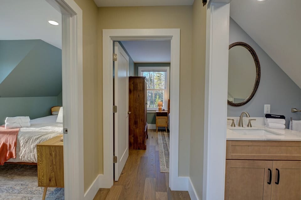 2 floor landing view into the bedrooms and bath.