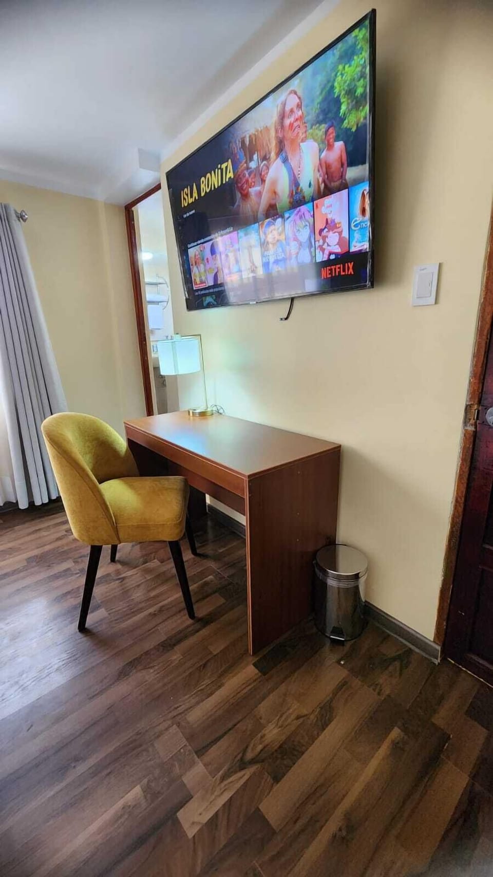 Desk, laptop workspace, free WiFi