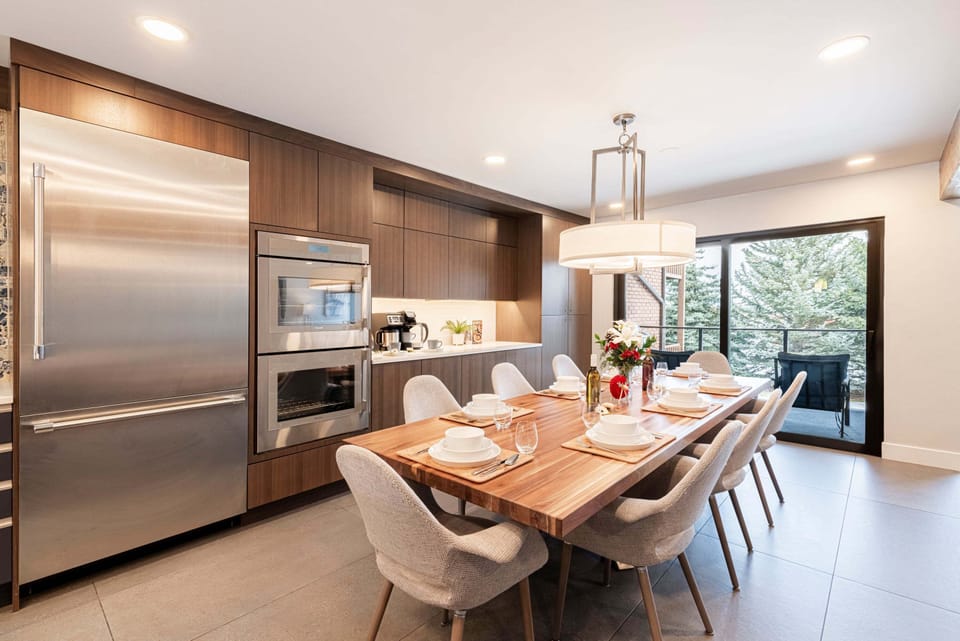 Dining area/sliding glass door for deck access