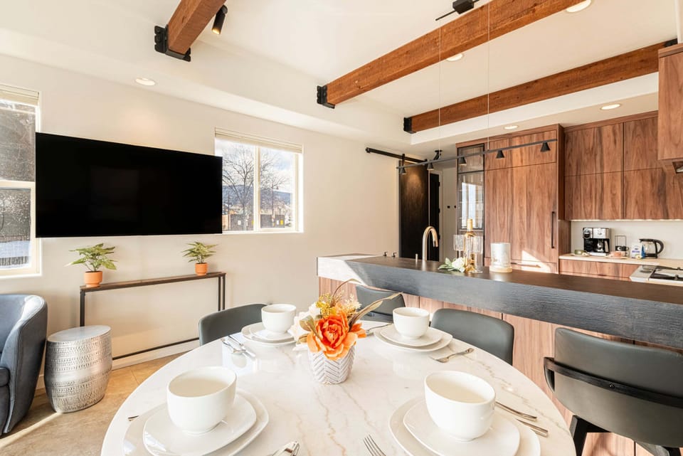 Dining area with seating for 6