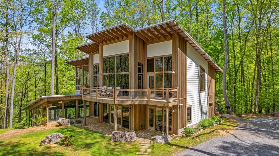 Modern luxury meets the Smoky Mountains — your private glass-walled retreat awaits 🌲✨.
