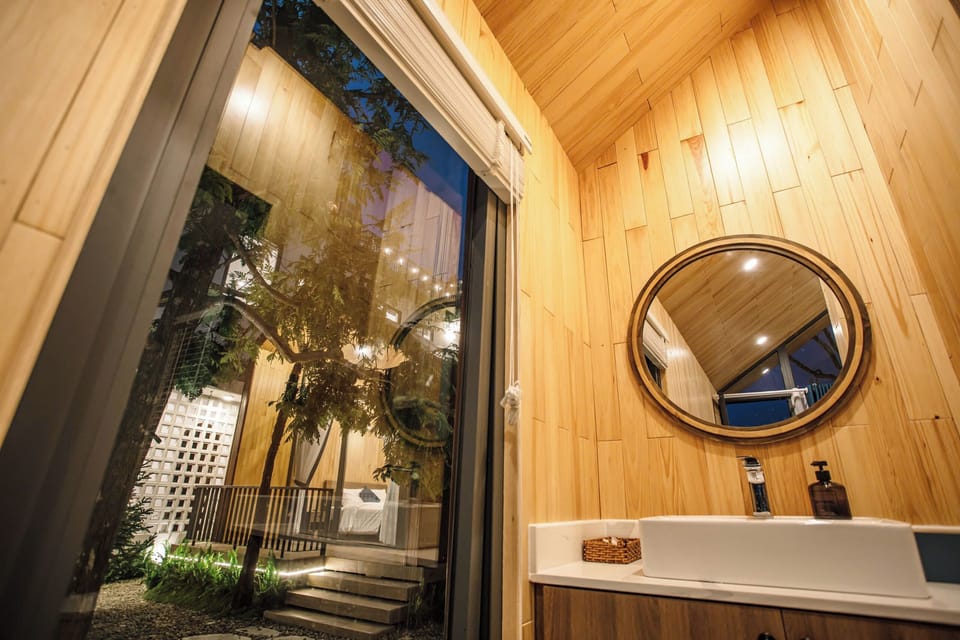 Double Room | Bathroom | Shower, hydromassage showerhead, free toiletries, hair dryer