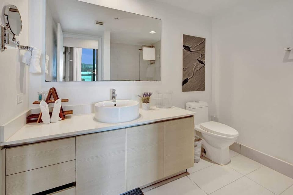 Full bathroom with complimentary toiletries