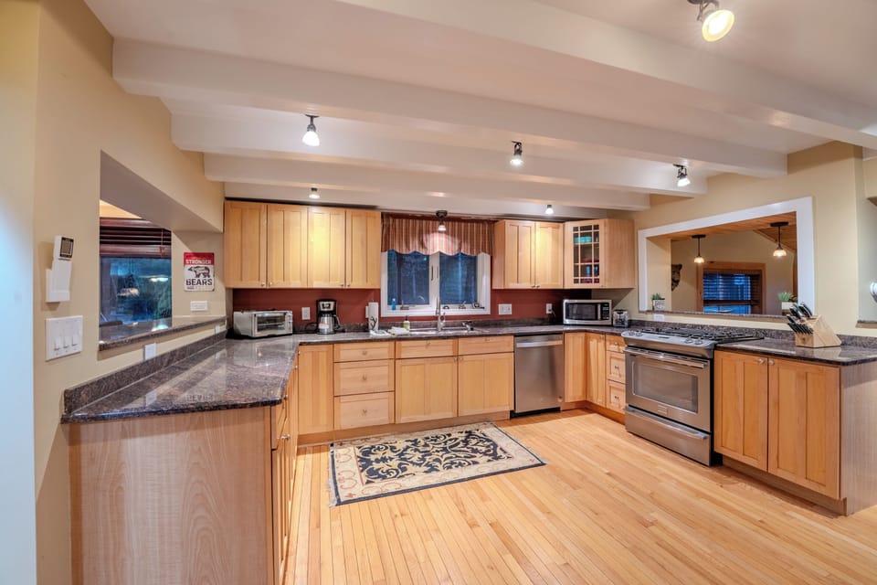 Plenty of space in the kitchen with granite countertops. 