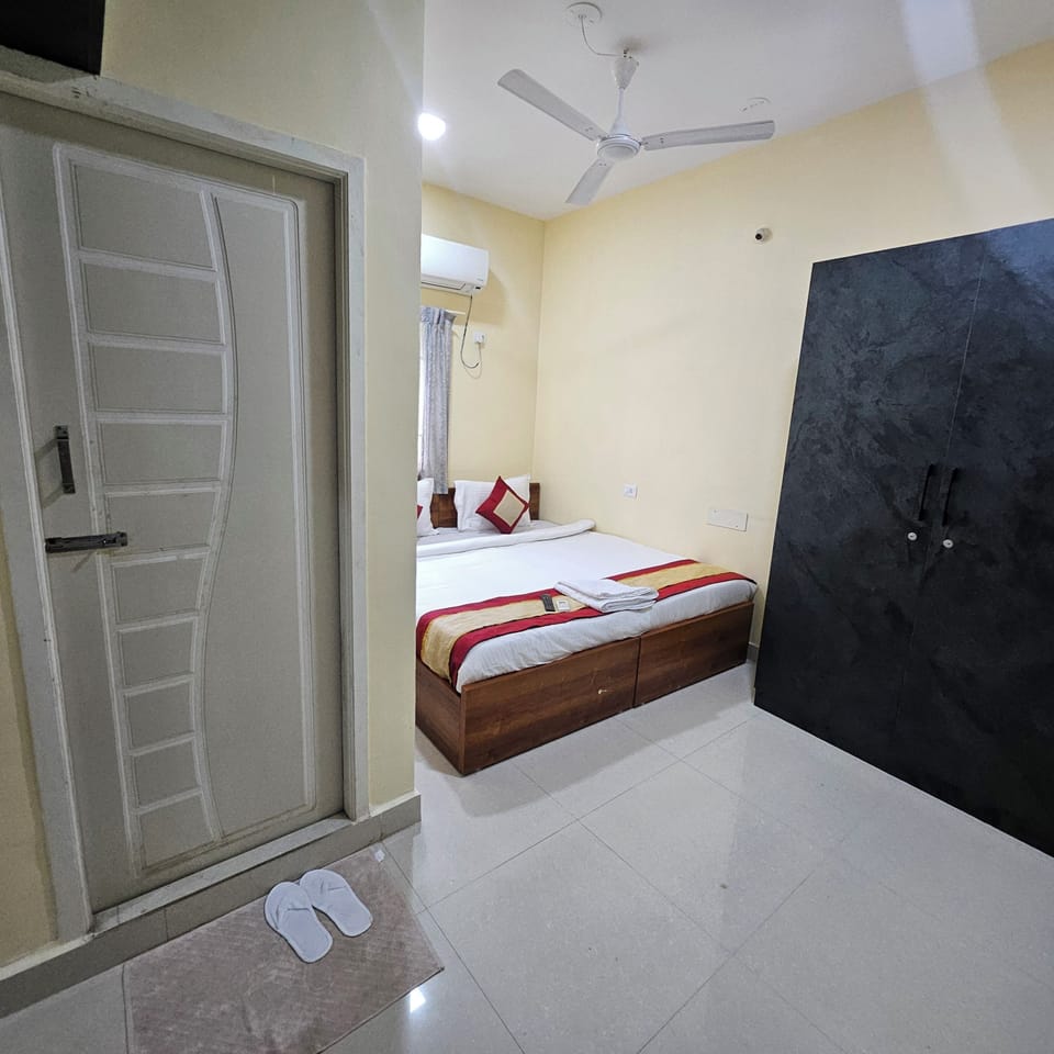 Standard Room | Desk, blackout drapes, iron/ironing board, free WiFi