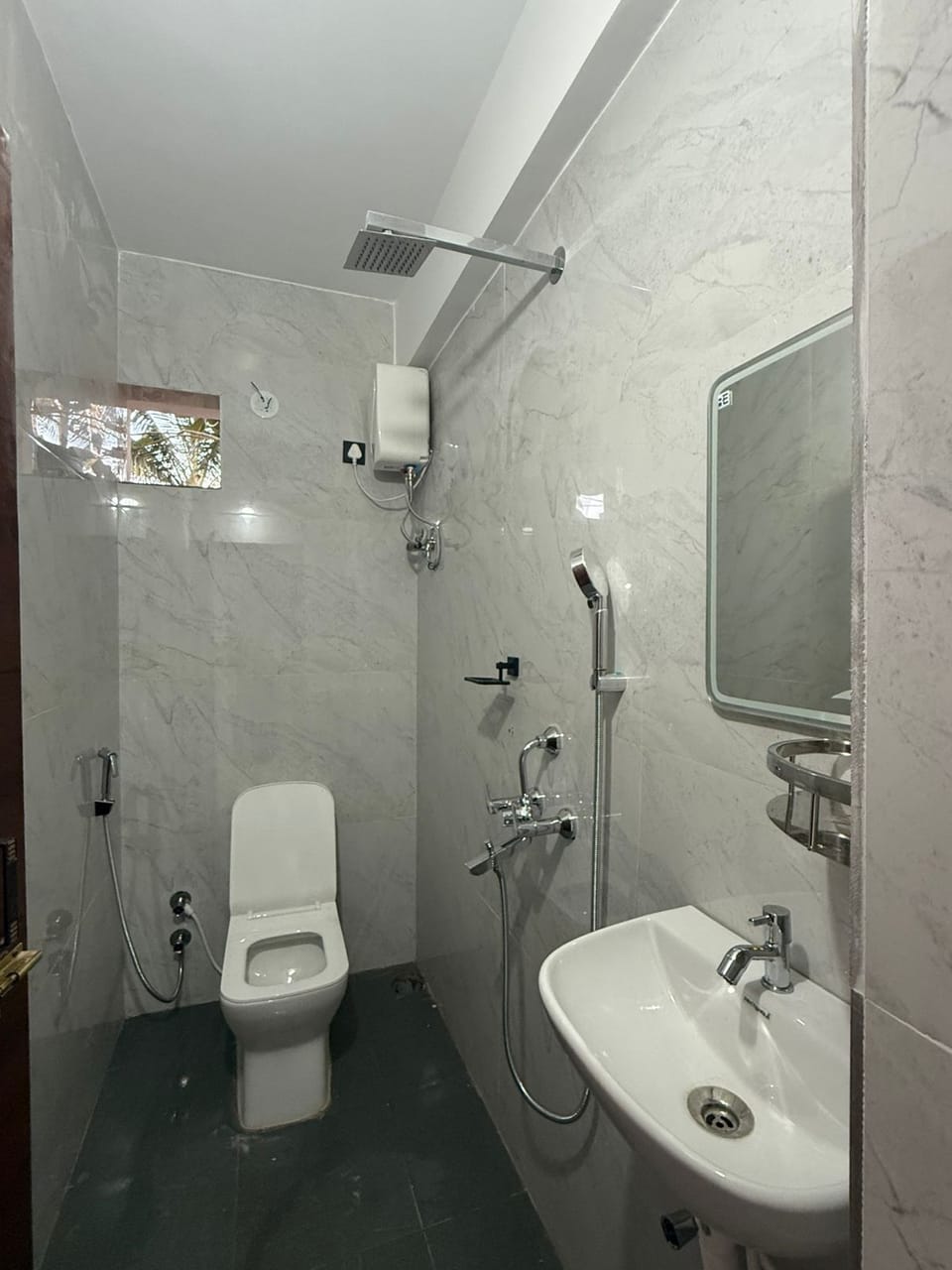 Luxury Apartment | Bathroom | Free toiletries, towels, soap, toilet paper