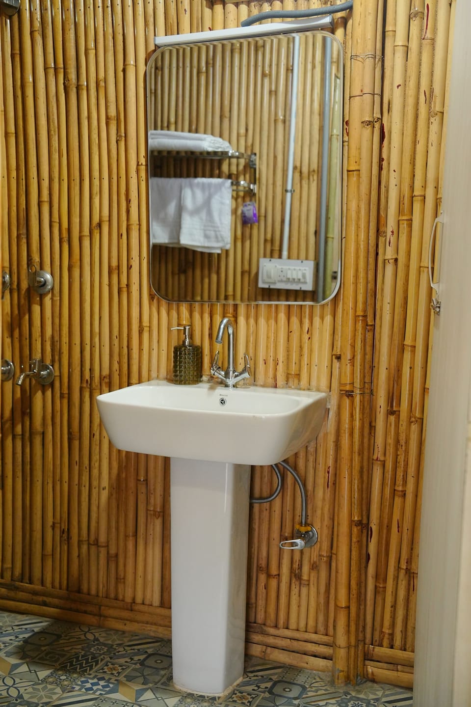 Deluxe Single Room, Pool View | Bathroom | Shower, free toiletries, hair dryer, towels