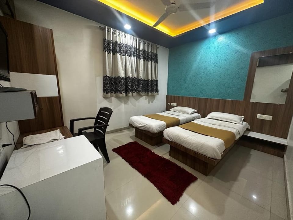 In-room safe, laptop workspace, iron/ironing board, free WiFi