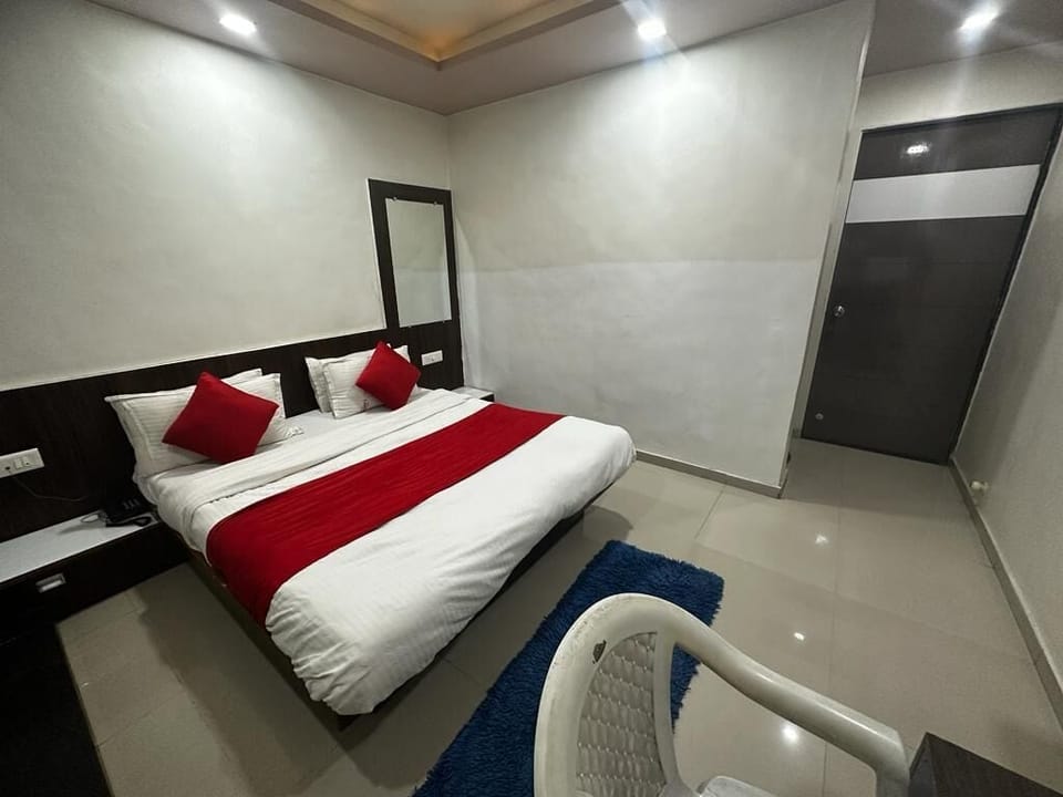 In-room safe, laptop workspace, iron/ironing board, free WiFi