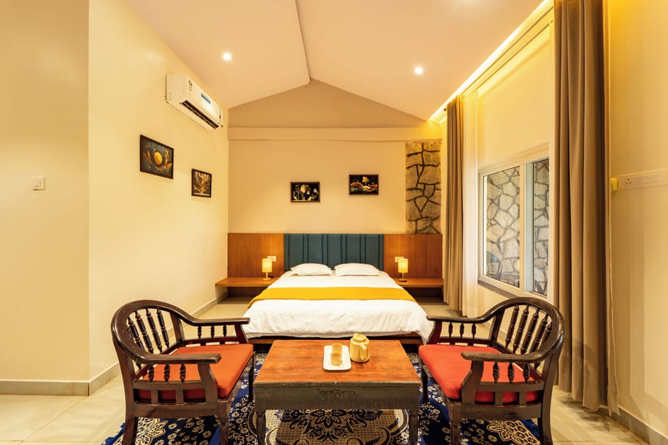 Deluxe Room, River View | Laptop workspace, bed sheets