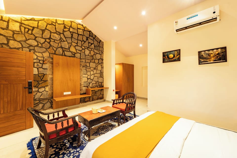 Deluxe Room, River View | Laptop workspace, bed sheets