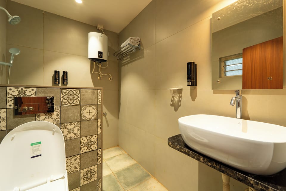 Deluxe Suite, River View | Bathroom | Towels, soap, shampoo