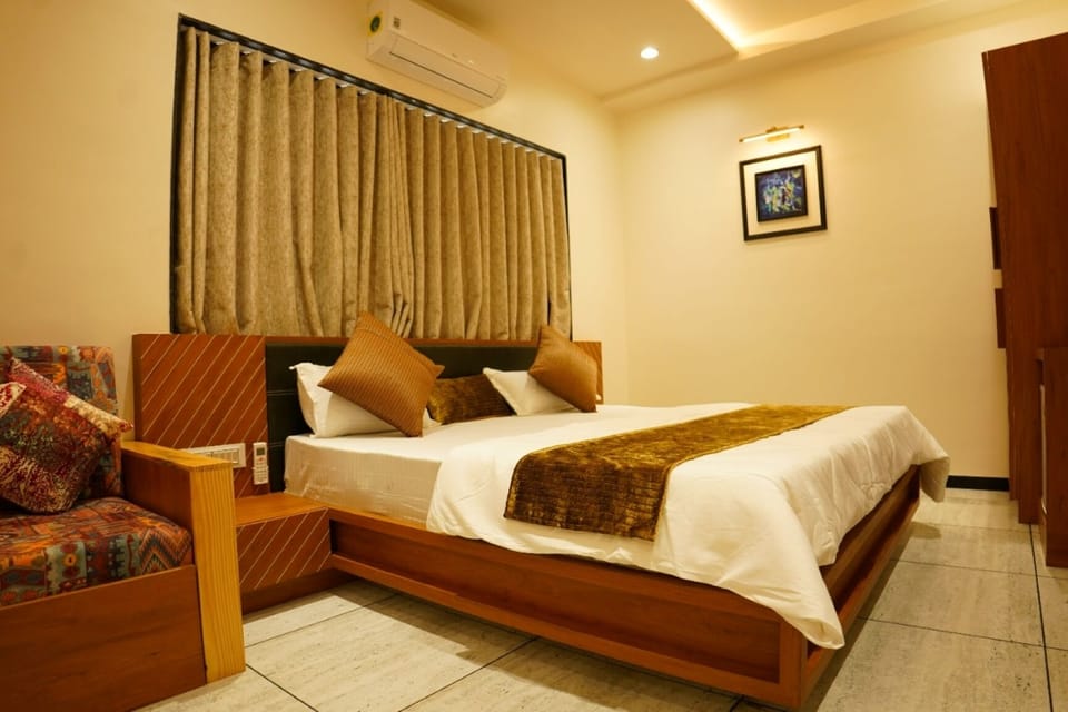 Deluxe Room | Iron/ironing board