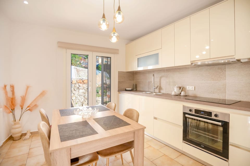 House | 4 bedrooms, desk