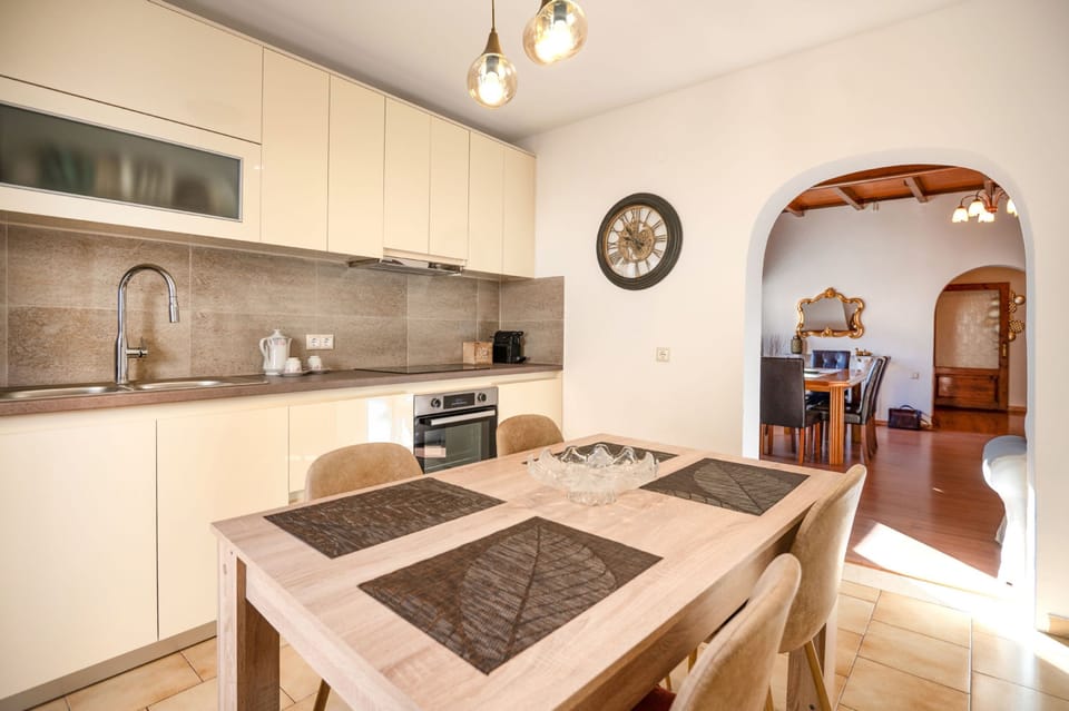 House | 4 bedrooms, desk