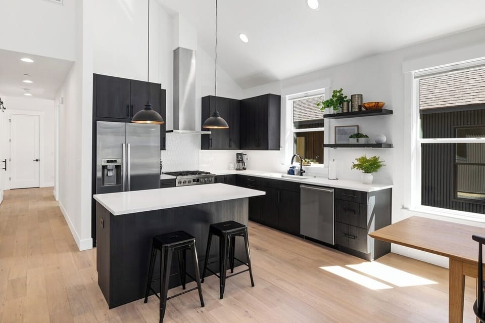 Kitchen Island – Gourmet Kitchen, Gas Range + Island Seating for Two Guests