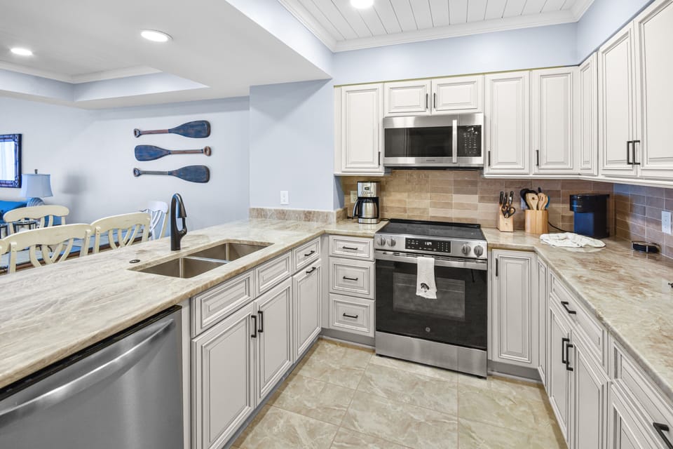 Condo, 3 Bedrooms | Private kitchen | Coffee/tea maker, fridge, oven, stovetop