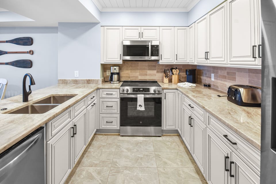 Condo, 3 Bedrooms | Private kitchen | Coffee/tea maker, fridge, oven, stovetop