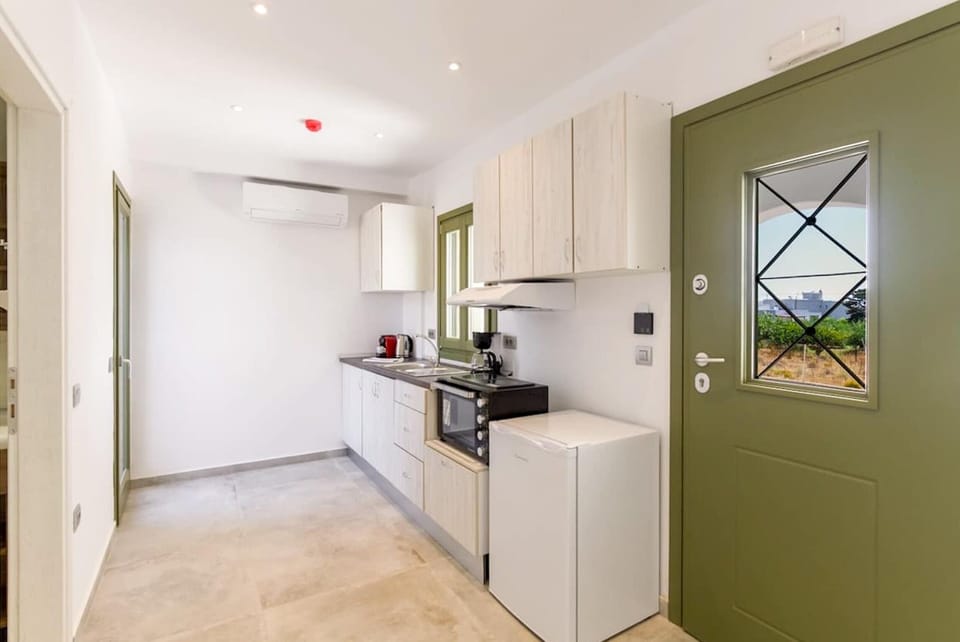 Compact Kitchen – Functional and Modern
Stylish and practical setup with fridge, stovetop, and green accents.