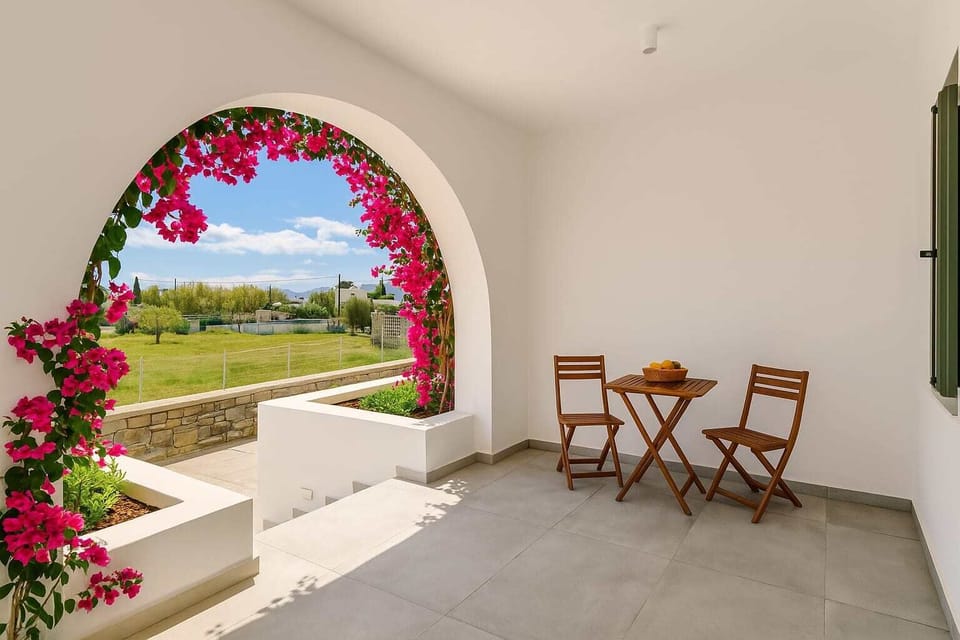 Private Patio – Garden-View Outdoor Seating
Ideal for quiet moments or breakfast in the fresh air.