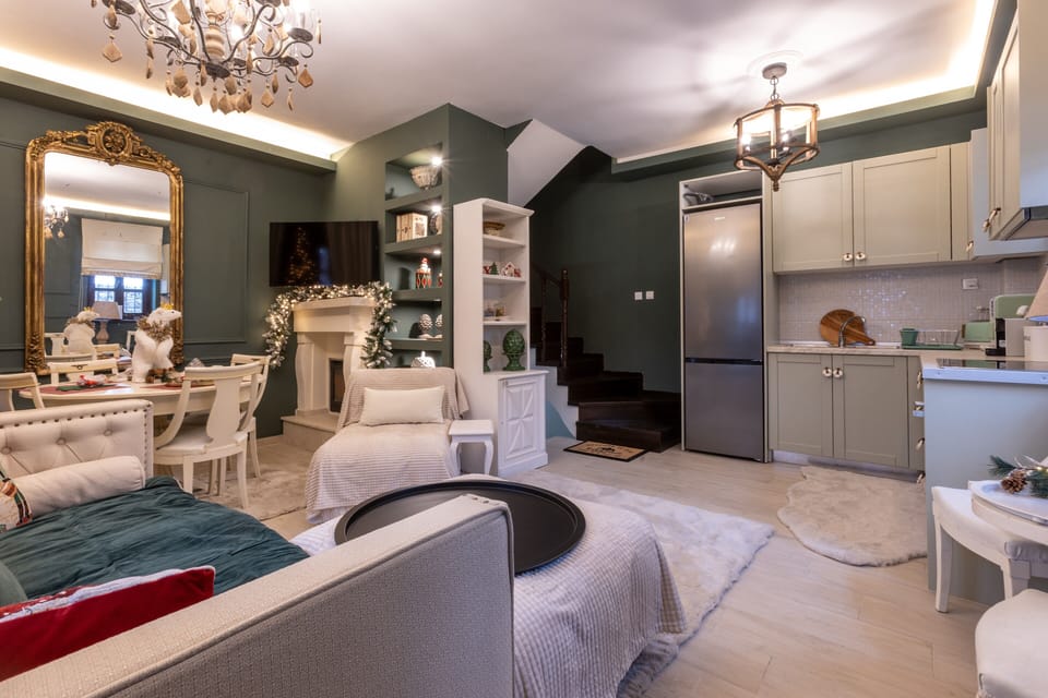 Deluxe Villa | Living room | 43-inch LED TV with cable channels, fireplace, video-game console