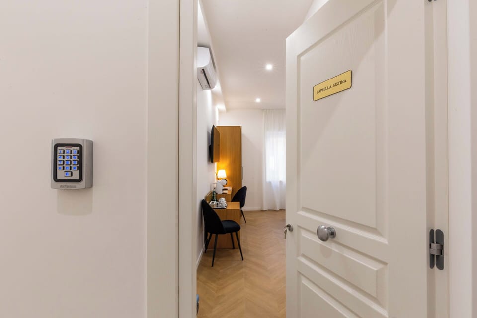 Comfort Room, 1 Queen Bed | Minibar, in-room safe, desk, laptop workspace