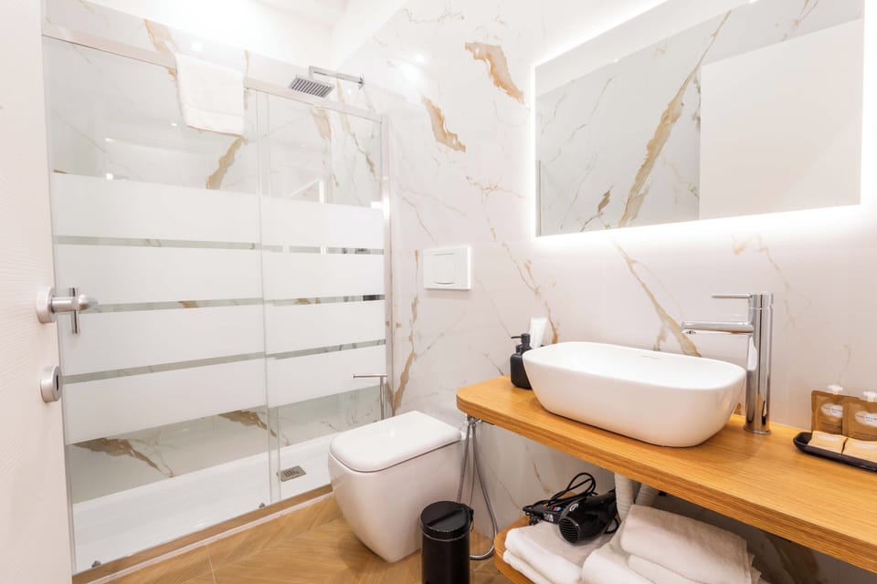 Comfort Room, 1 Queen Bed | Bathroom | Shower, free toiletries, hair dryer, slippers