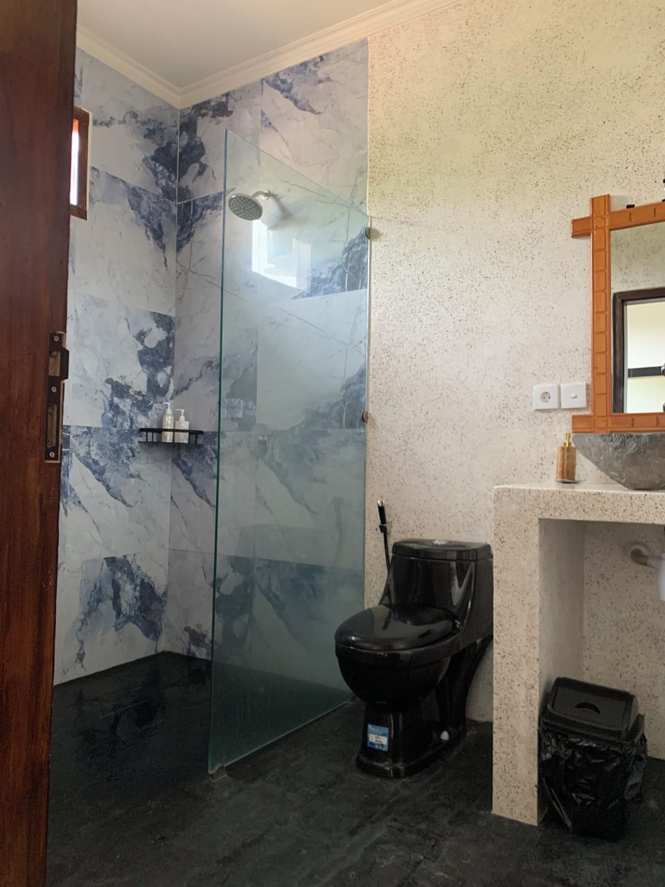 Deluxe Room, Courtyard View | Bathroom | Shower, free toiletries, bidet, towels