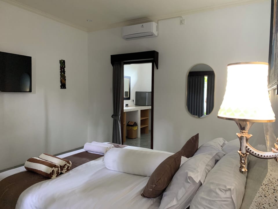 Deluxe Room, Courtyard View | Premium bedding, minibar (free items), in-room safe, desk