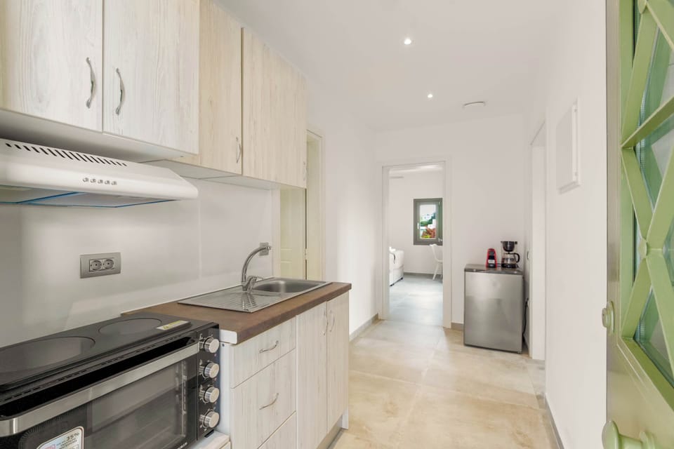 Modern Kitchen Area – White Cabinet Finish
Includes stovetop, sink, and essential appliances in a fresh, airy layout.