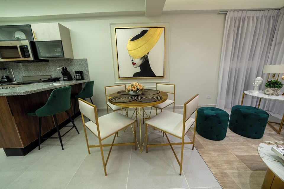 Deluxe Apartment, City View | Living area