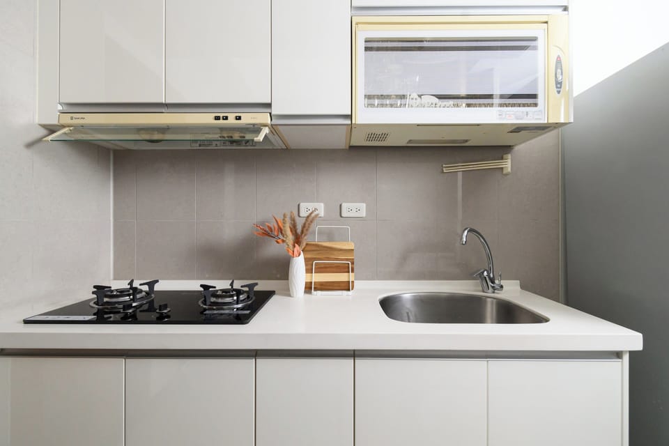 Fully Equipped Kitchen w/ Cooking & Dining Essentials