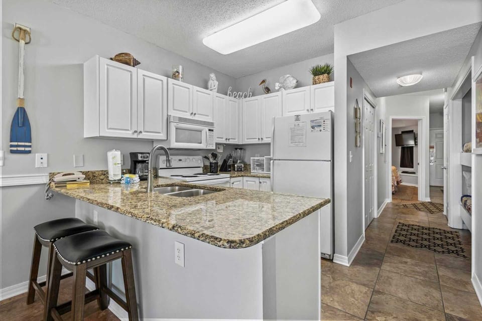 Hallway bathroom - shower/tub combo with granite countertop vanity